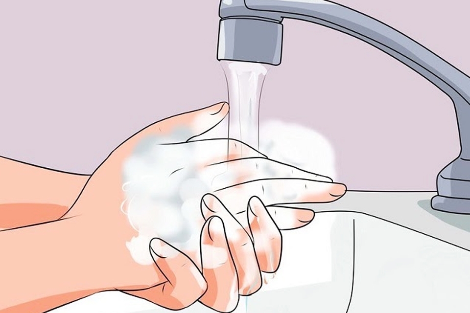 Vệ sinh sạch vùng tay bị dằm đâm.