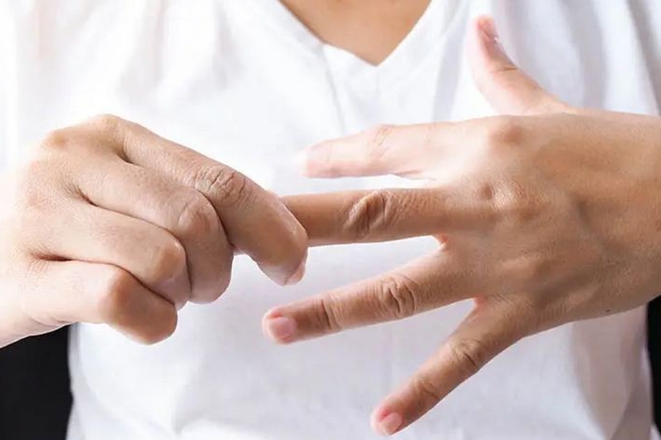 Kiểm tra thật kỹ vết dằm đâm vào tay.