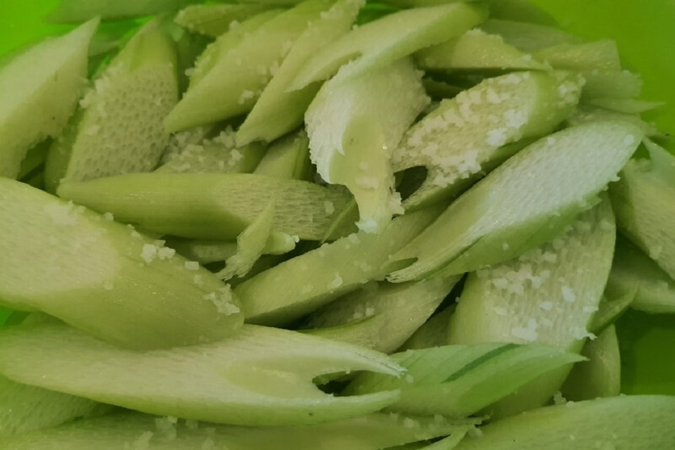 Cách sơ chế dọc mùng 2