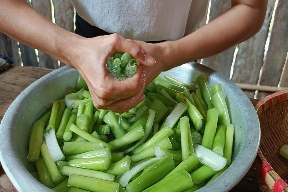 Cách sơ chế dọc mùng 3