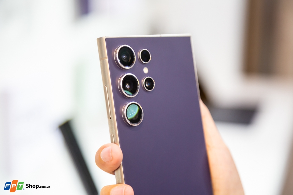 Cận cảnh khung titan của S24 Ultra