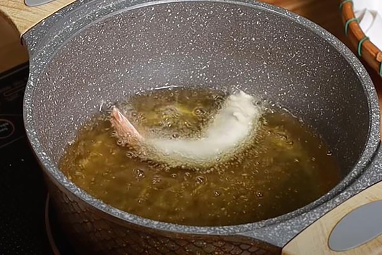 Cách làm tôm chiên trứng muối (hình 4)