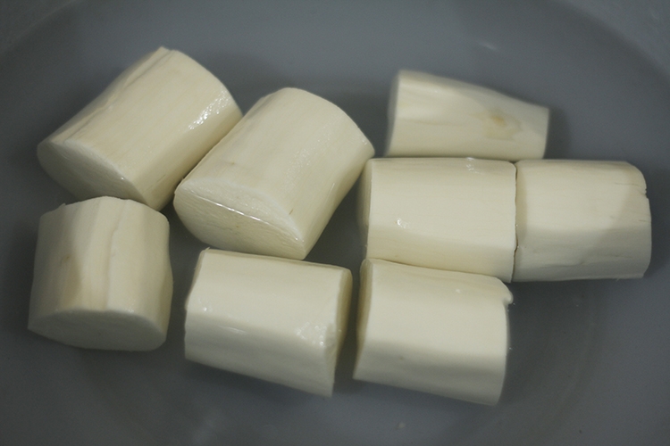 Bước 2 cách luộc sắn với nước cốt dừa