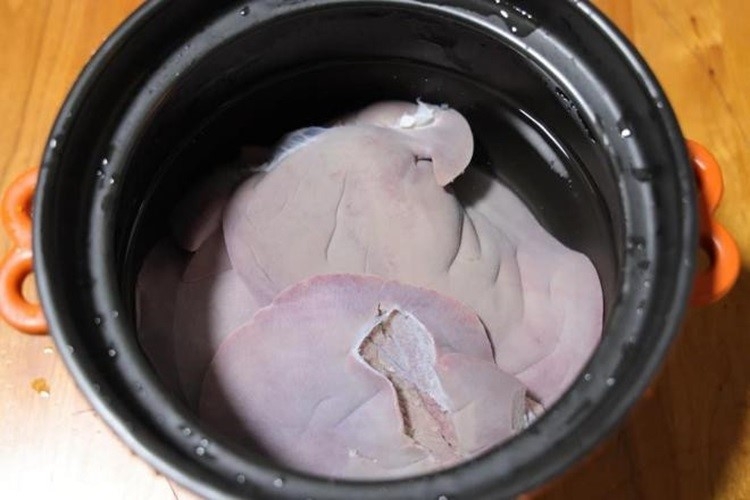 Các cách sơ chế gan lợn giúp loại bỏ mùi hôi và khử được độc tố hiệu quả, nhanh chóng - Hình 2