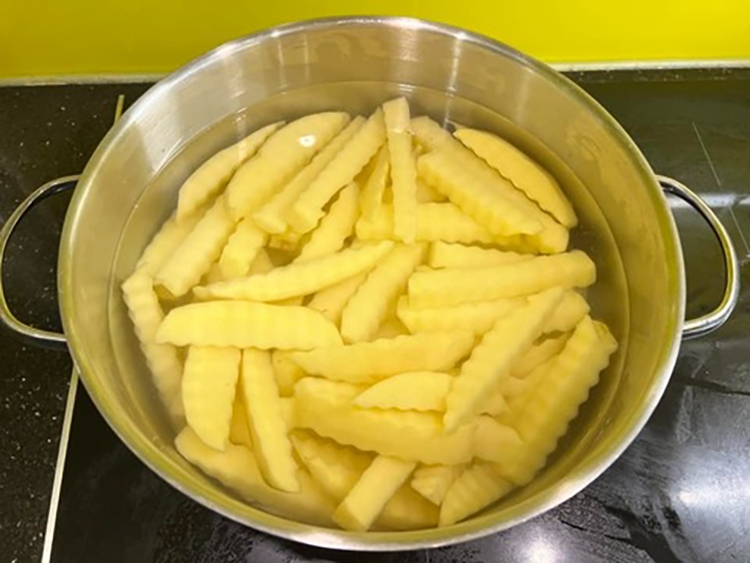 Cách làm khoai tây chiên bơ (hình 4)