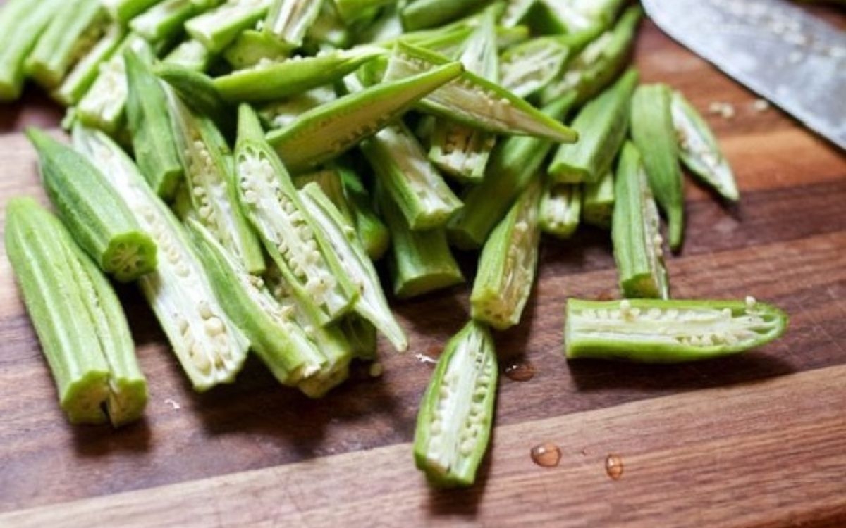 Bước 1: Sơ chế đậu bắp