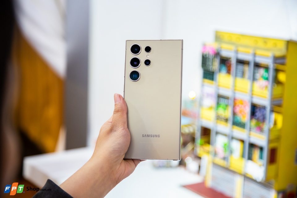 Thiết kế cao cấp, khung viền titan cứng cáp