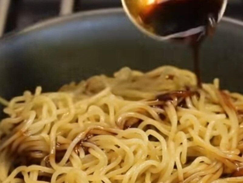 Trộn mì với nước sốt