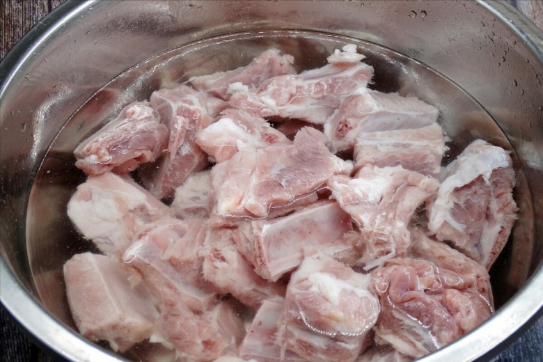 Chần xương heo cho sạch
