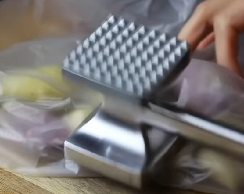 Đập nát tỏi, hành tím và gừng