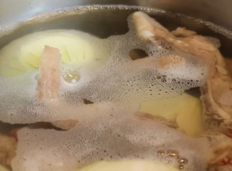 Hầm nước súp ăn kèm từ xương heo