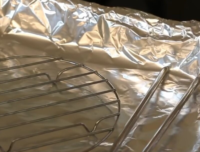 Đặt vỉ nướng vào khay