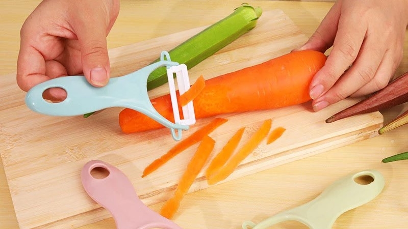 Cà rốt gọt vỏ, cắt thành các sợi dài.