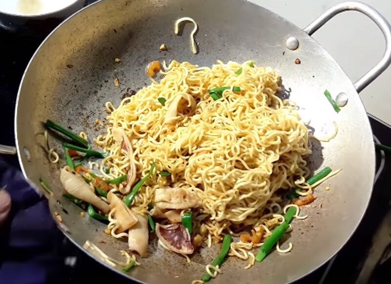 Xào mì cùng với mực, tôm khô