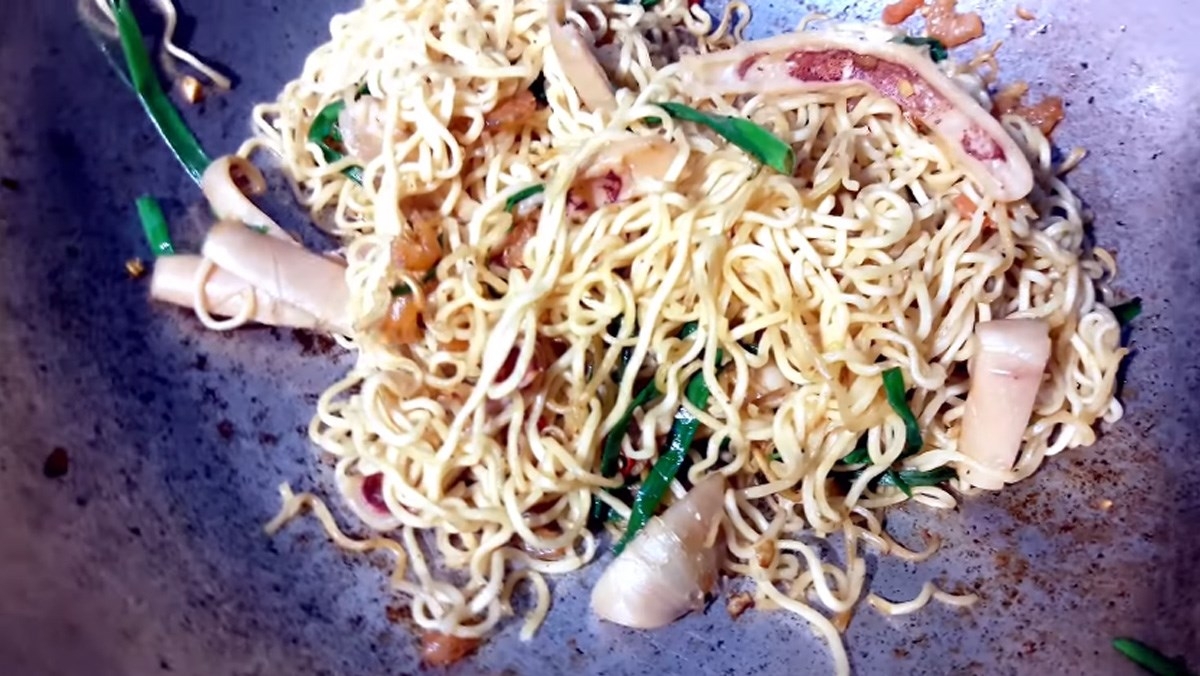 Mì xào mực khô mang hương vị đậm đà, tuyệt vời