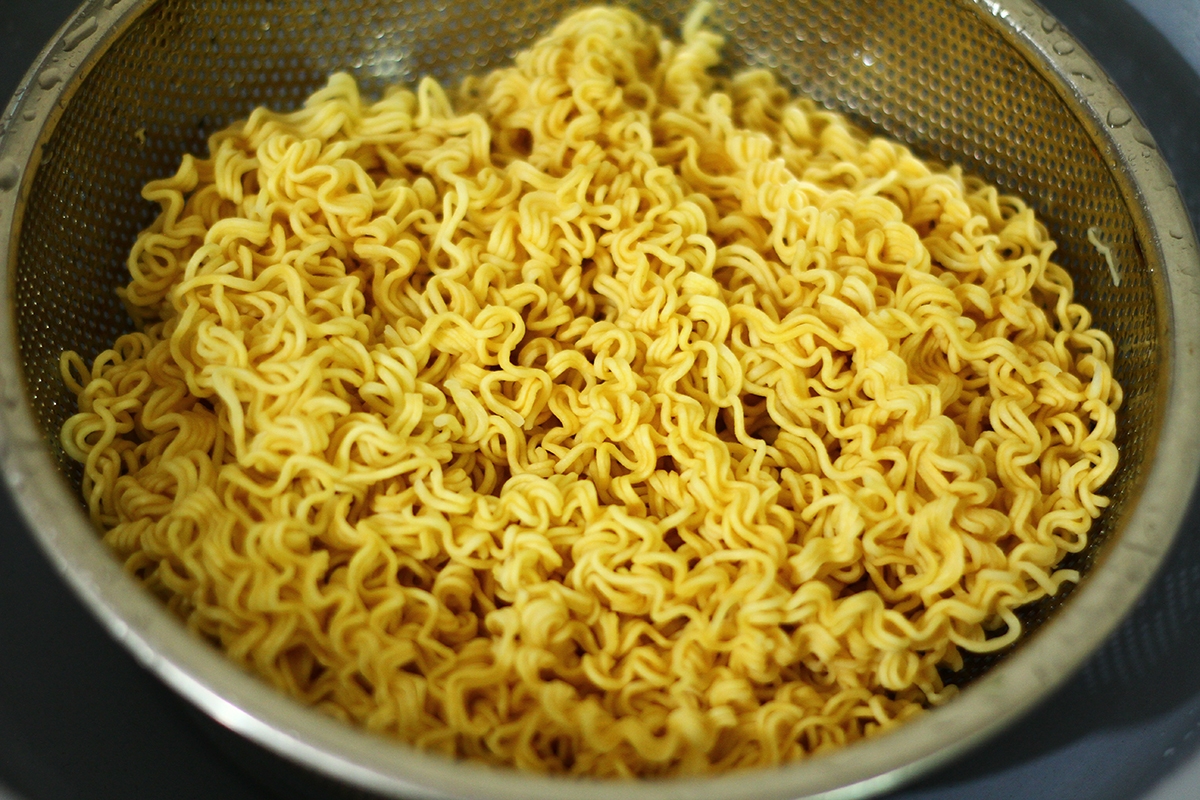 Trụng mì tôm