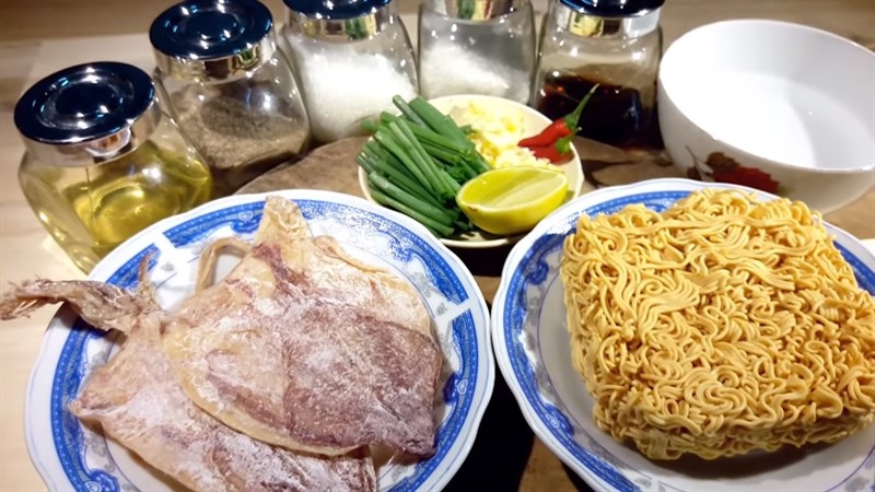 Chuẩn bị đầy đủ nguyên liệu làm mì xào mực khô