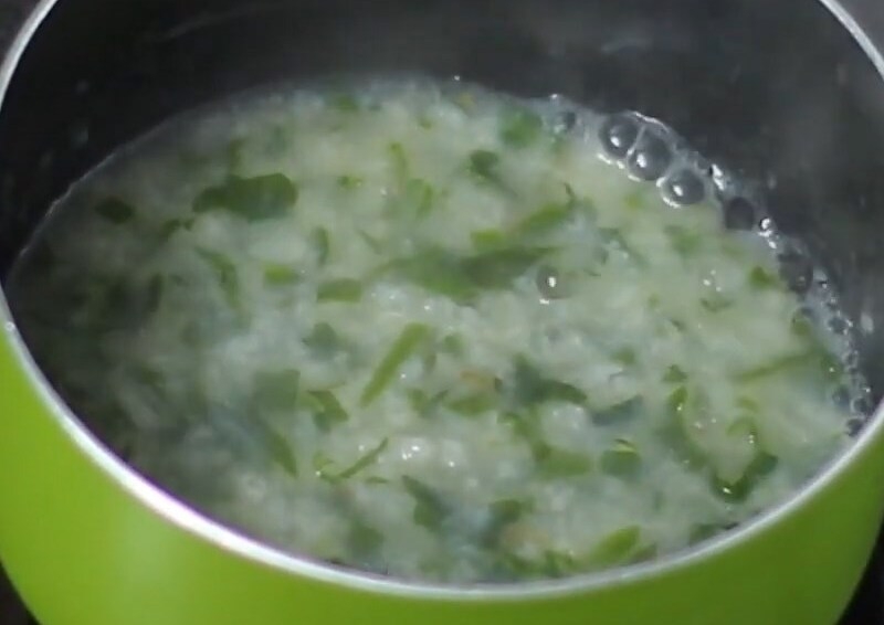 Cho cháo và rong biển vào nồi, nấu chín