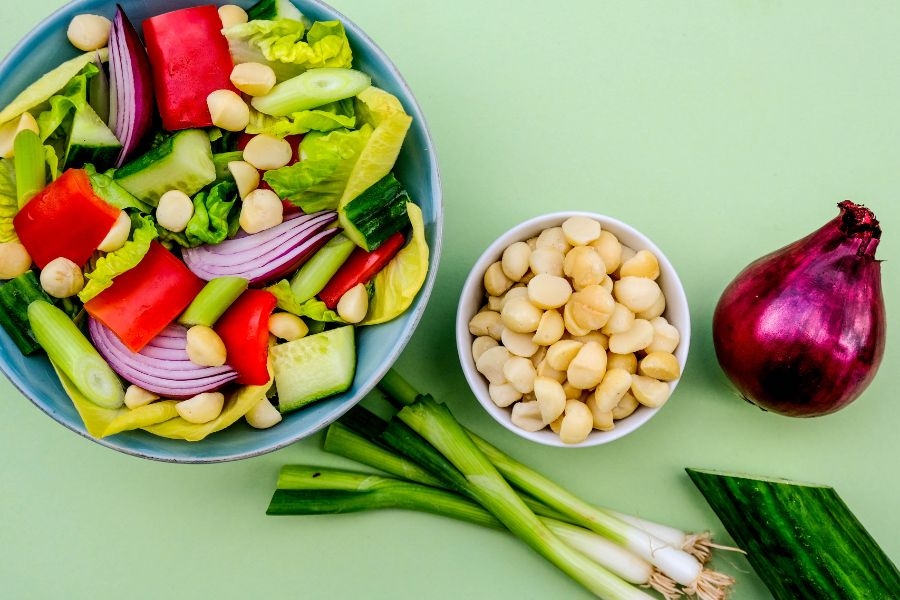 Kết hợp hạt macca vào các món salad, bánh ngọt 4