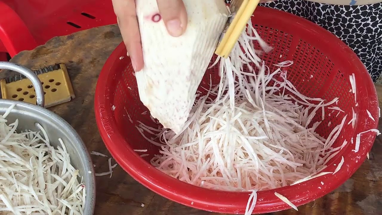 Bào khoai môn thành sợi nhỏ