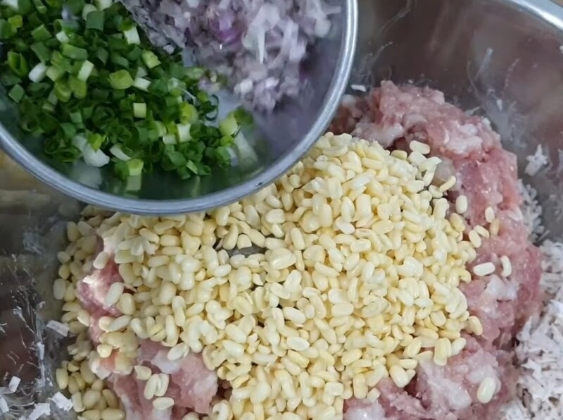 Làm phần nhân tôm thịt khoai môn