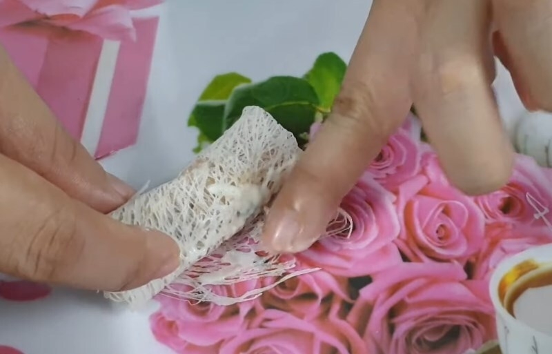 Gói chả giò rế cẩn thận