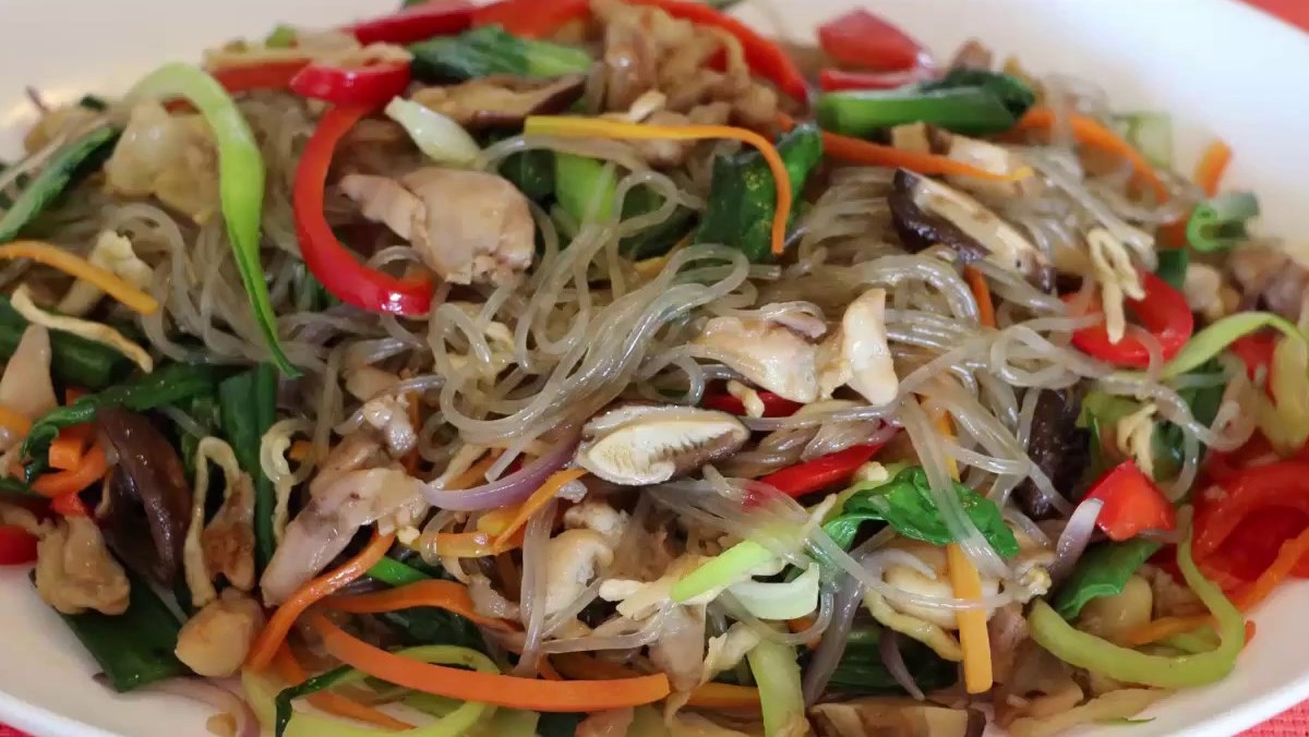 Xào miến với gà và rau củ