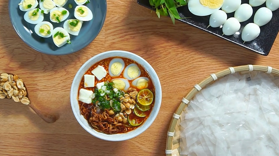 Thưởng thức bánh tráng cùng sốt chấm tắc siêu ngon