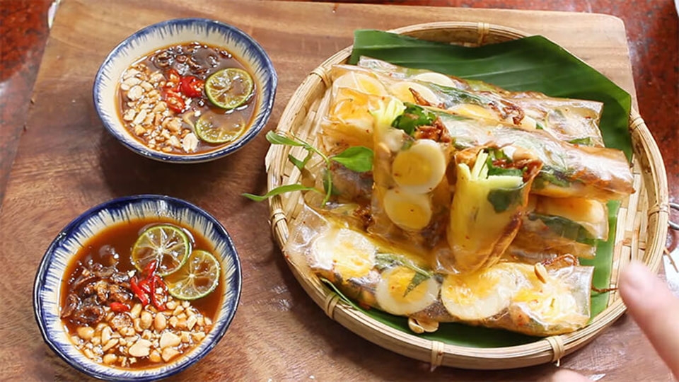 Bánh tráng cuốn chấm sốt me cực hấp dẫn
