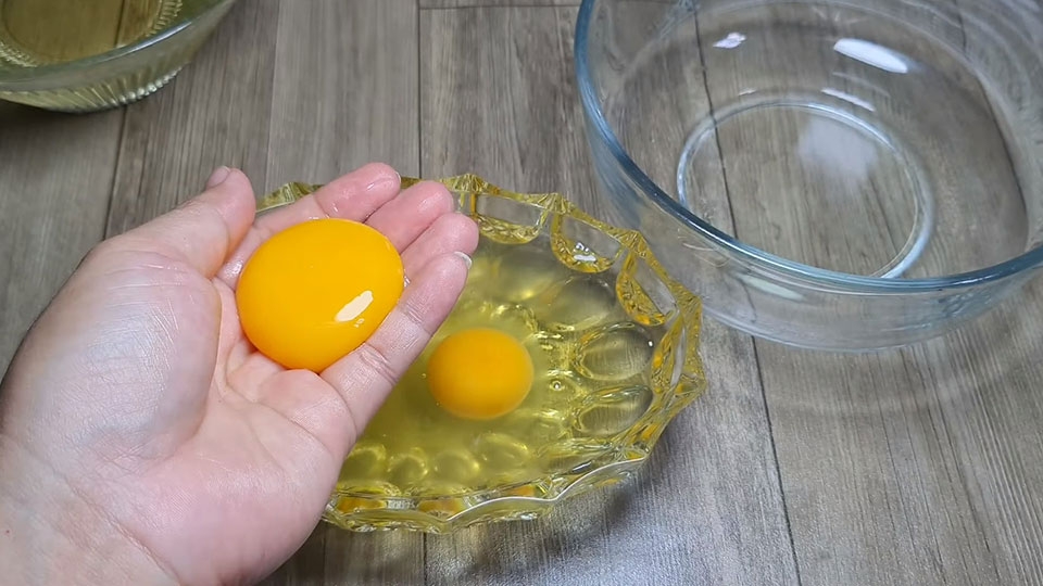 Tách lòng đỏ trứng