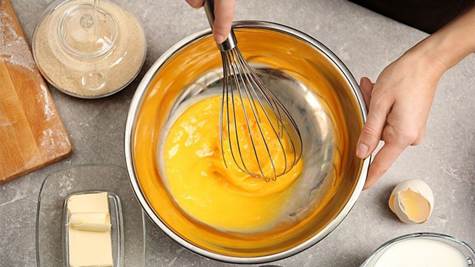 Liên tục cho dầu vào khi đánh trứng