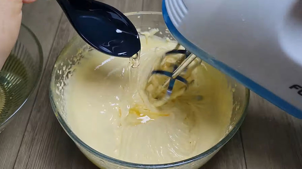 Dùng máy đánh trứng để tiết kiệm công sức hơn