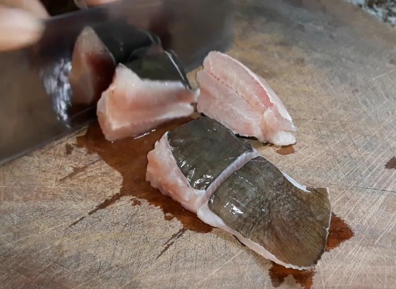 Rửa sạch và cắt cá đuối