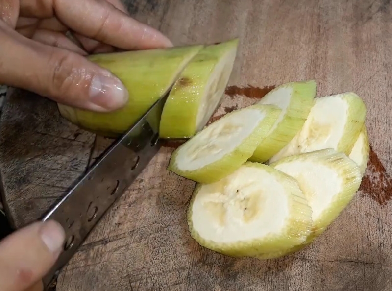 Cắt chuối xanh thành miếng nhỏ