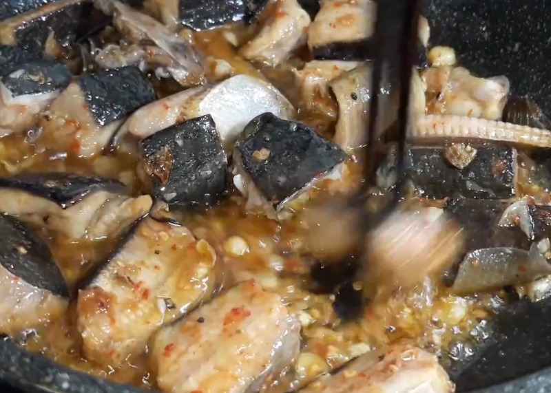 Xào sơ cá cho săn lại