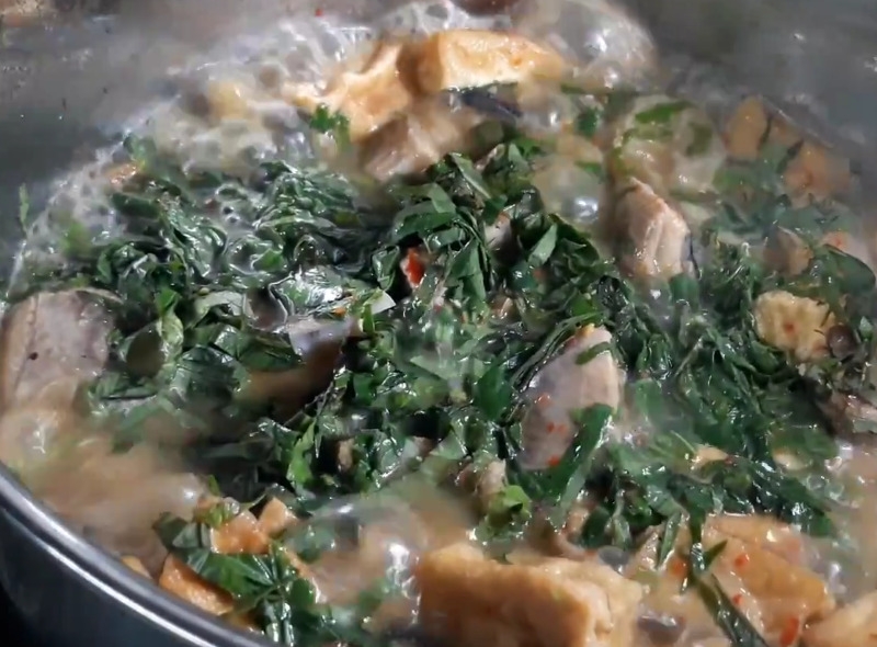 Om cá đuối với chuối đậu