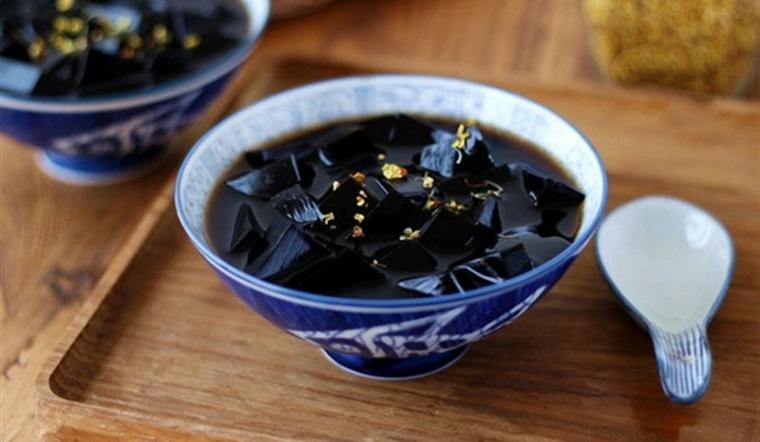 Cách ăn thạch đen Cao Bằng thơm ngon với sữa tươi đường đen, nước đường, nước cốt dừa và tào phớ 3