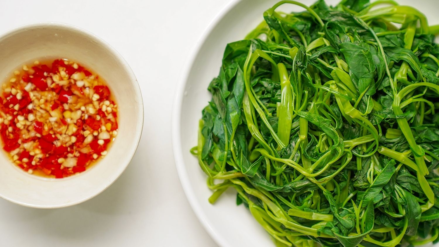 Rau muống luộc xong vẫn xanh mơn mởn
