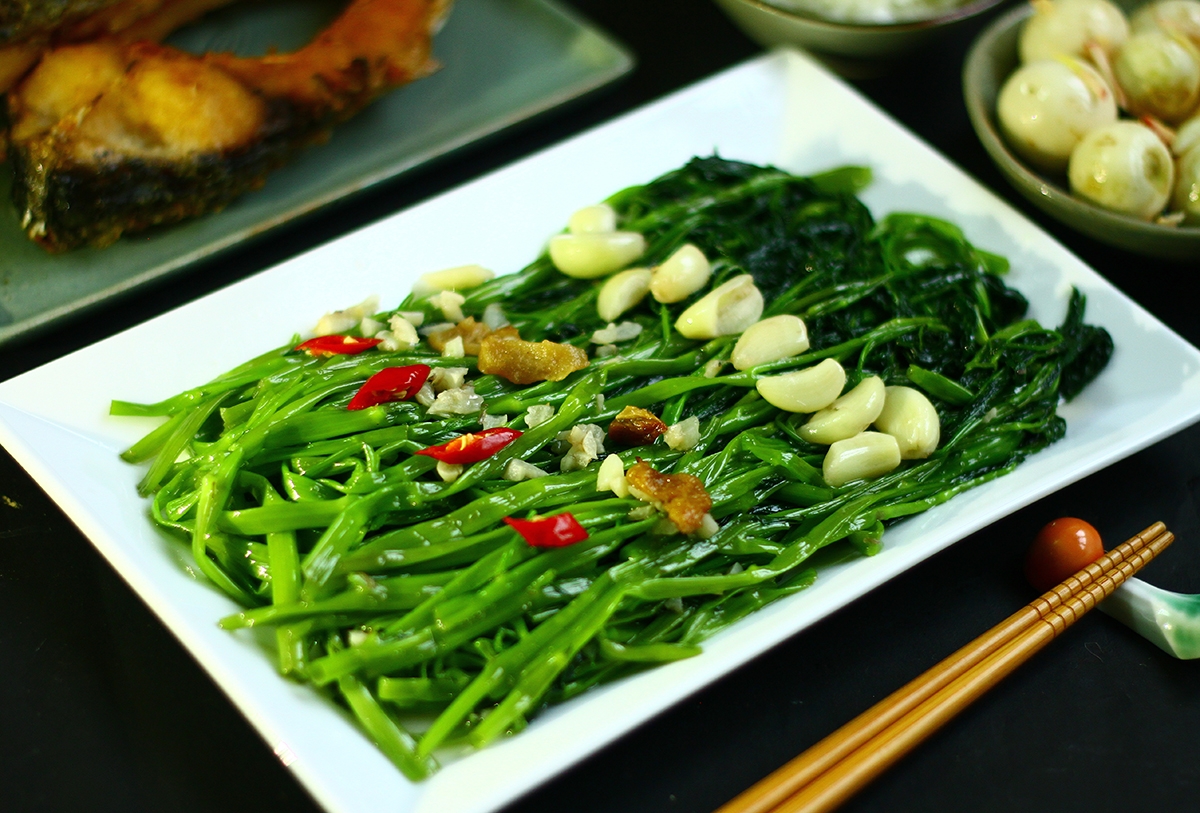 Rau muống xào có thể nhặt dài hơn rau muống luộc