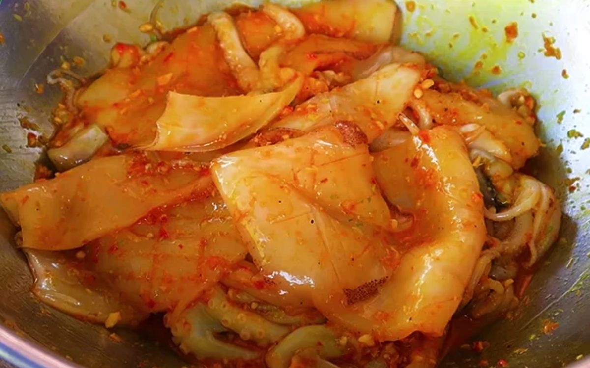 Bước 2: Ướp mực một nắng