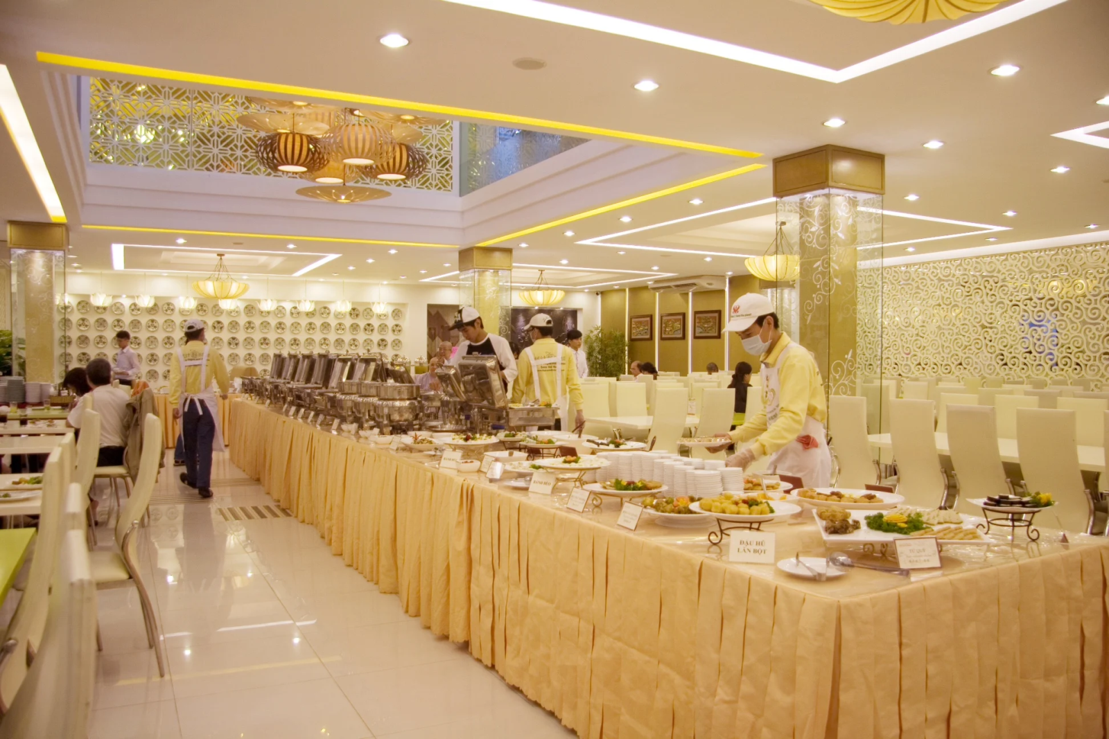 Nhà hàng chay Hoa Đăng - Loving Hut với không gian được decor chuyên nghiệp và đẹp mắt