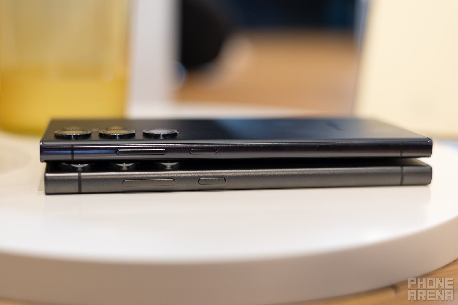 Khung máy của Galaxy S24 Ultra (dưới) và Galaxy S23 Ultra (trên)