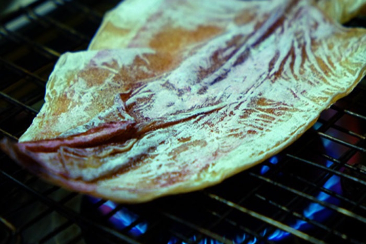 Cách làm mực khô chiên nước mắm (hình 2)