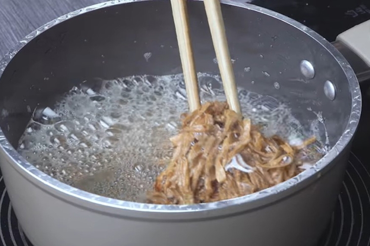 Cách làm mực khô chiên nước mắm (hình 4)