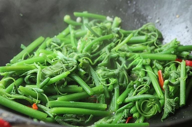 đọt bí xào tỏi 6