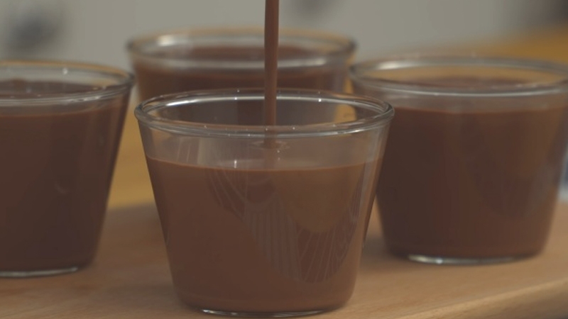 Đổ khuôn panna cotta socola