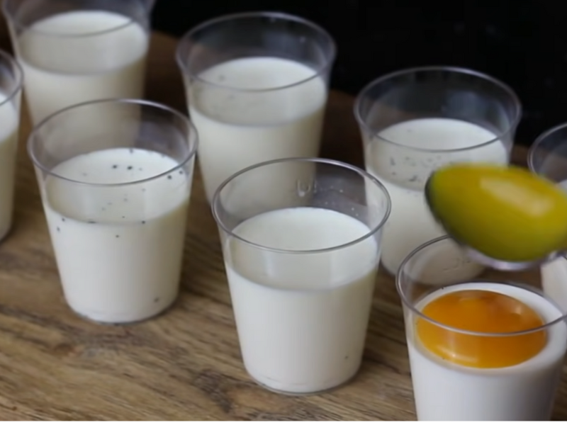 Rưới sốt chanh dây lên để hoàn thành món ăn