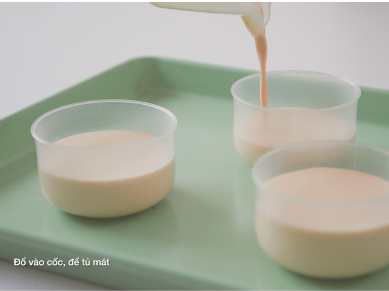 Hoàn thành bằng cách đổ khuôn và làm lạnh panna cotta