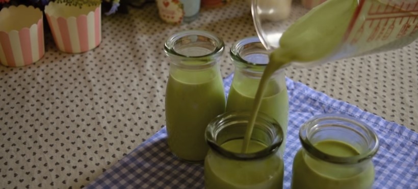 Đổ khuôn panna cotta matcha