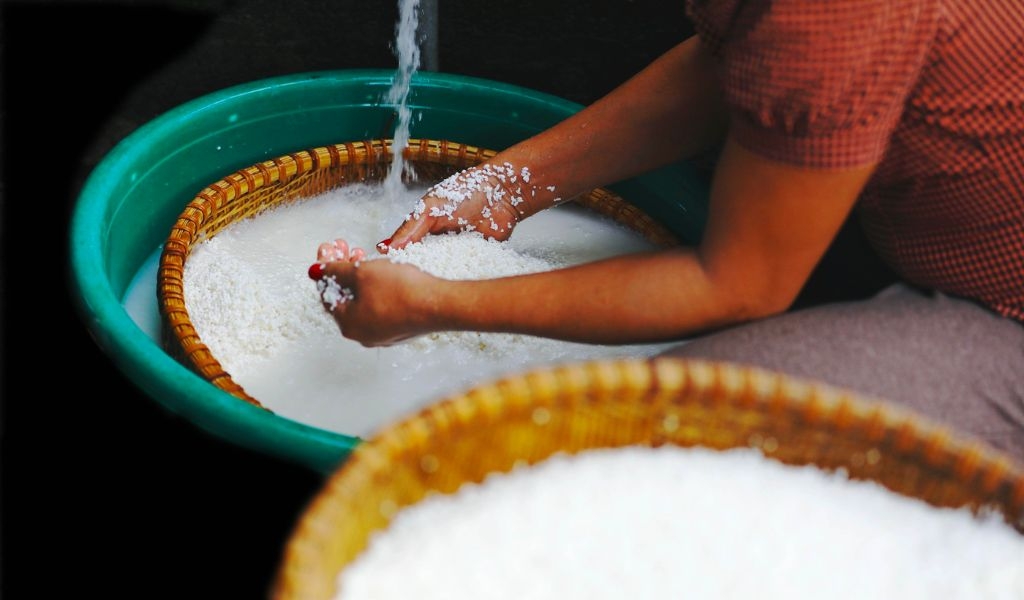 Cách luộc bánh chưng lá vẫn xanh tự nhiên, bên trong chín mềm, thơm ngon chuẩn vị 5